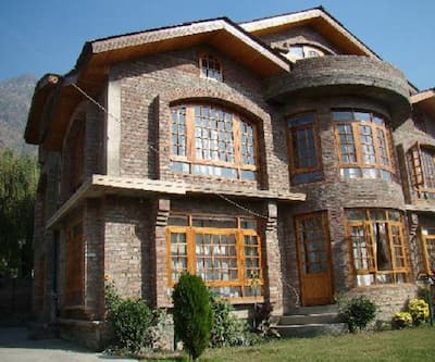 https://imgcld.yatra.com/ytimages/image/upload/t_hotel_yatra_city_desktop/v1432988584/Domestic Hotels/Hotels_Srinagar/Hillscape Inn/overview.jpg